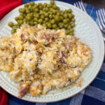 Crack chicken and peas on a beige plate